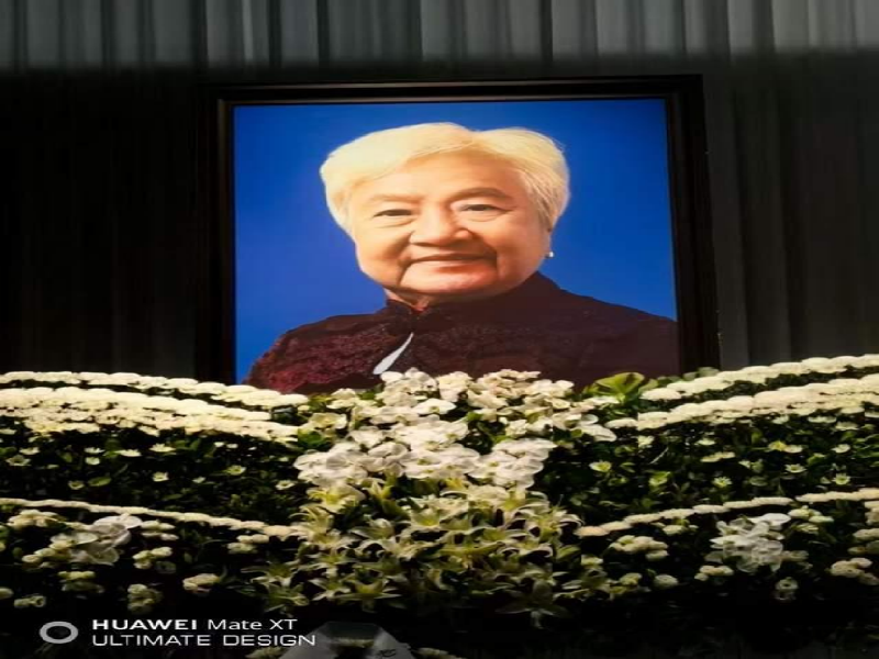两代人跨越千里的追思：雷锋精神与劳模精神的传承交融
