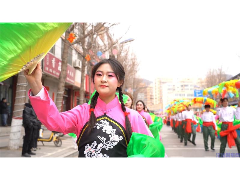 竹马奔腾高跷起舞 陕西宜川秧歌过街表演迎新春