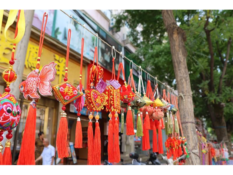 香包彩绳系福愿 陕西宜川街头端午情浓