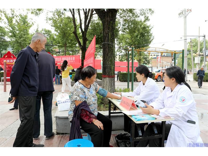 小广场上的“健康课”——陕西宜川县人民医院多科室联合开展科普
