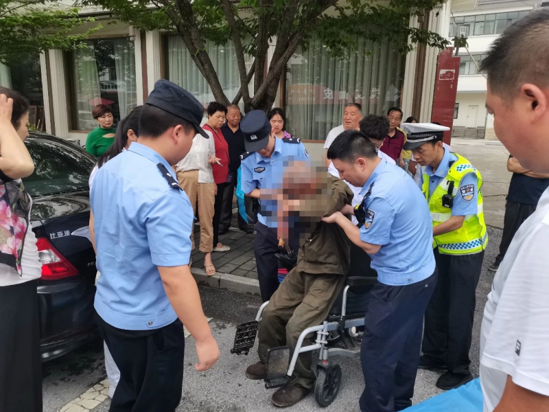 八旬老人突发疾病陷困境 民警暖心救助显真情