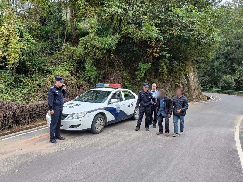 两名老人外出走失，背包民警及时寻回