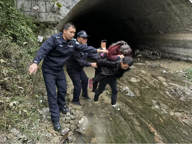 老人不慎坠入水渠，警民联手救助及时脱险