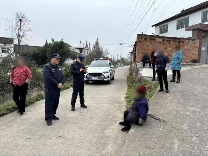 老人迷路忘归途，民警贴心助归家