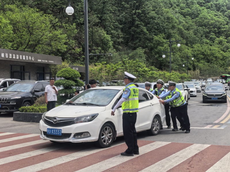 柞水交警暖心救援，风雨兼程守护平安