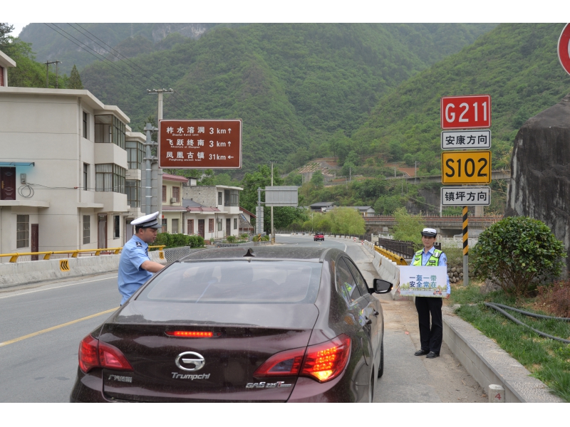 【防灾减灾预热中】商洛柞水公安交警集中开展“一盔一带”查验整治行动 全力守护市民