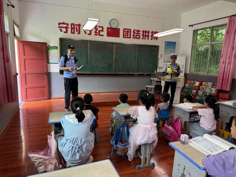 交通安全进校园 守护暑假平安路