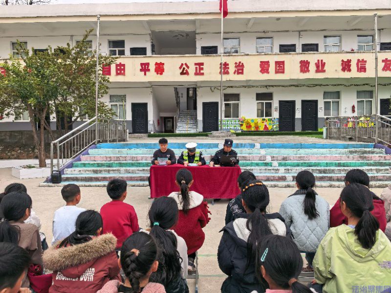 警徽映童心 平安进课堂——杏坪派出所法治讲座筑牢校园防线网 