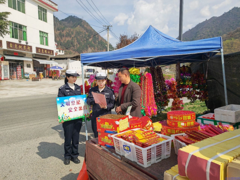 文明祭祀忆先烈 安全出行护平安