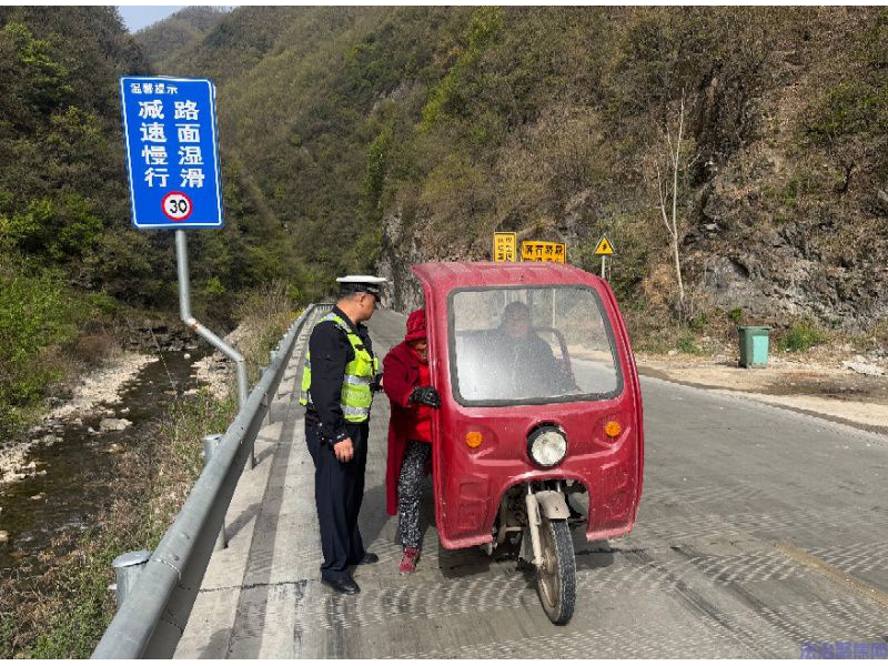    陕西柞水公安交警： 严查违法不松懈 柔情服务暖人心