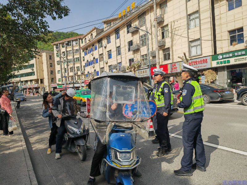 一盔一带 安全常在：商洛柞水公安交警集中开展电动车查验 全力