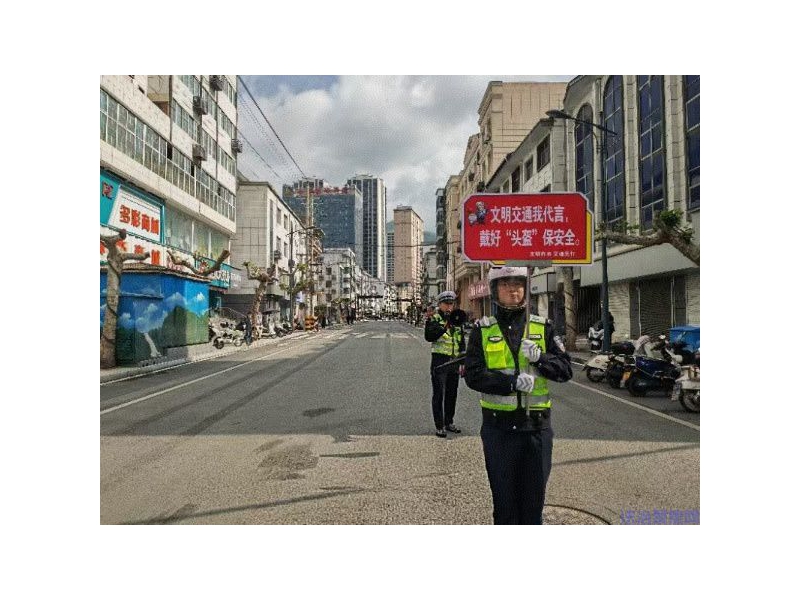 商洛柞水公安交警持续开展“文明交通我代言”暨“一盔一带”守护