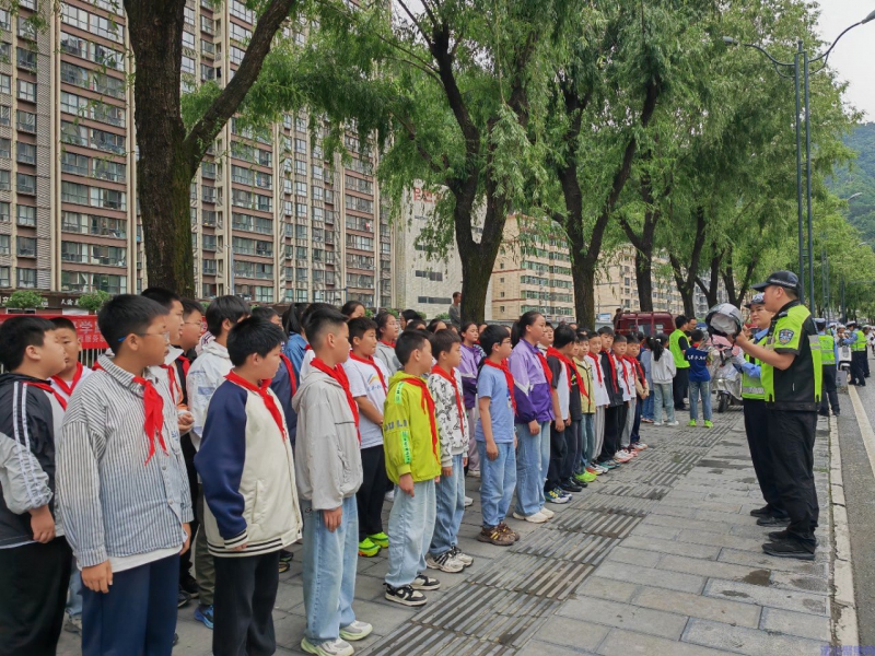 商洛柞水多部门联合开展校外交通安全守护实践活动