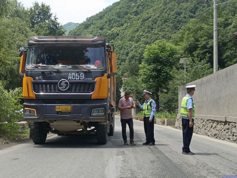   严查货车违法 护航平安出行‖商洛柞水公安交警集中开展货车